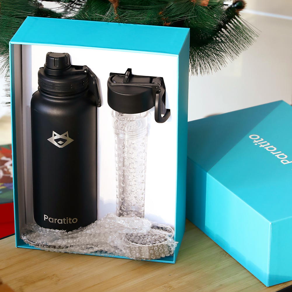 Geöffnete türkise PARATITO Geschenkbox mit schwarzer Bottle und Zubehör