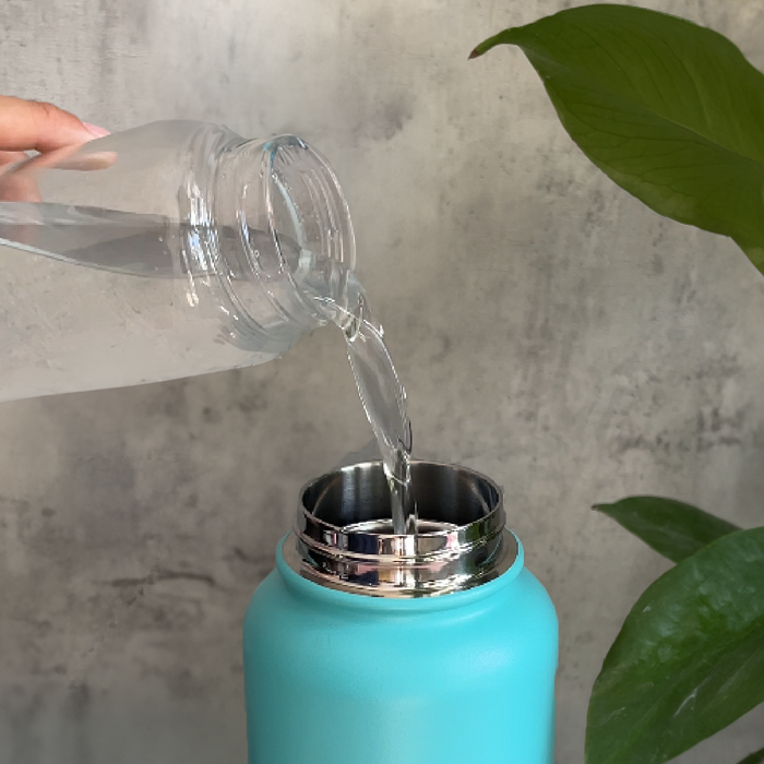 Heißes Wasser wird in die PARATITO Teeflasche mit eingesetztem Edelstahl-Teesieb gegossen