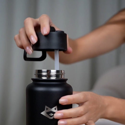 Strohhalm-Trinkaufsatz wird auf eine schwarze PARATITO Thermosflasche aufgesetzt